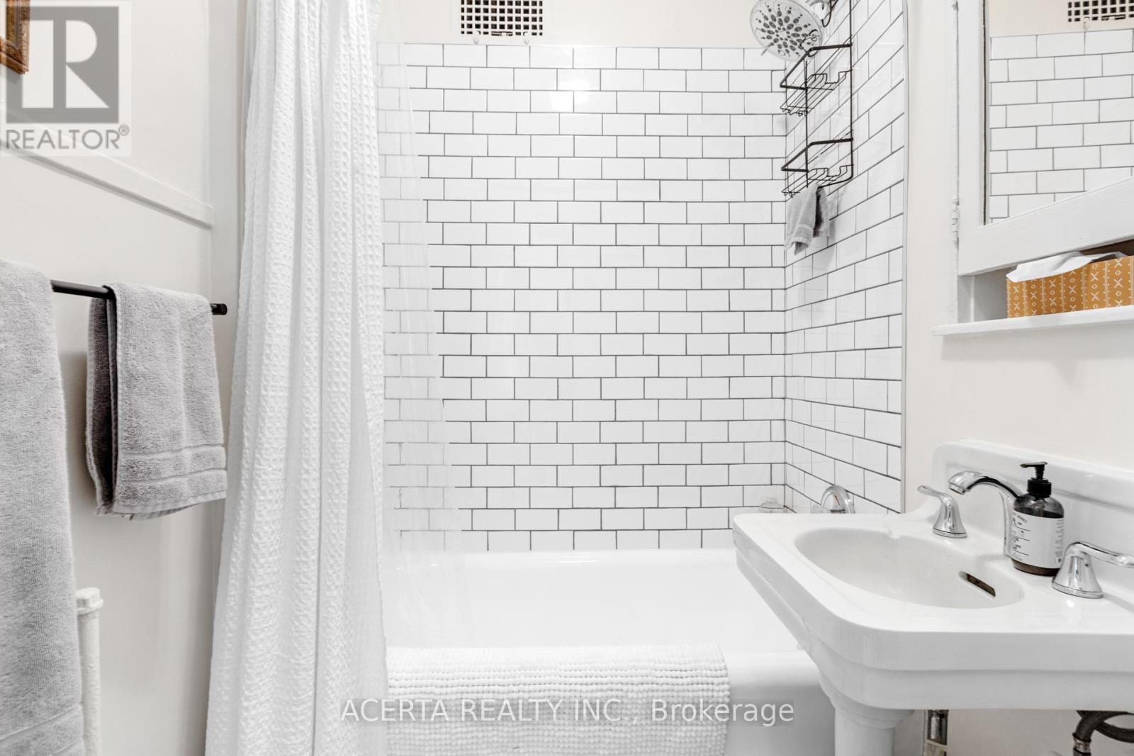 26 – 612 BANK STREET, Ottawa. Luxury613. By Peter Sagos - Image 18