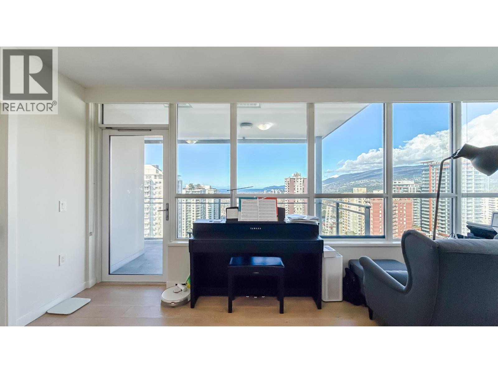 1607 125 E 14TH STREET, North Vancouver