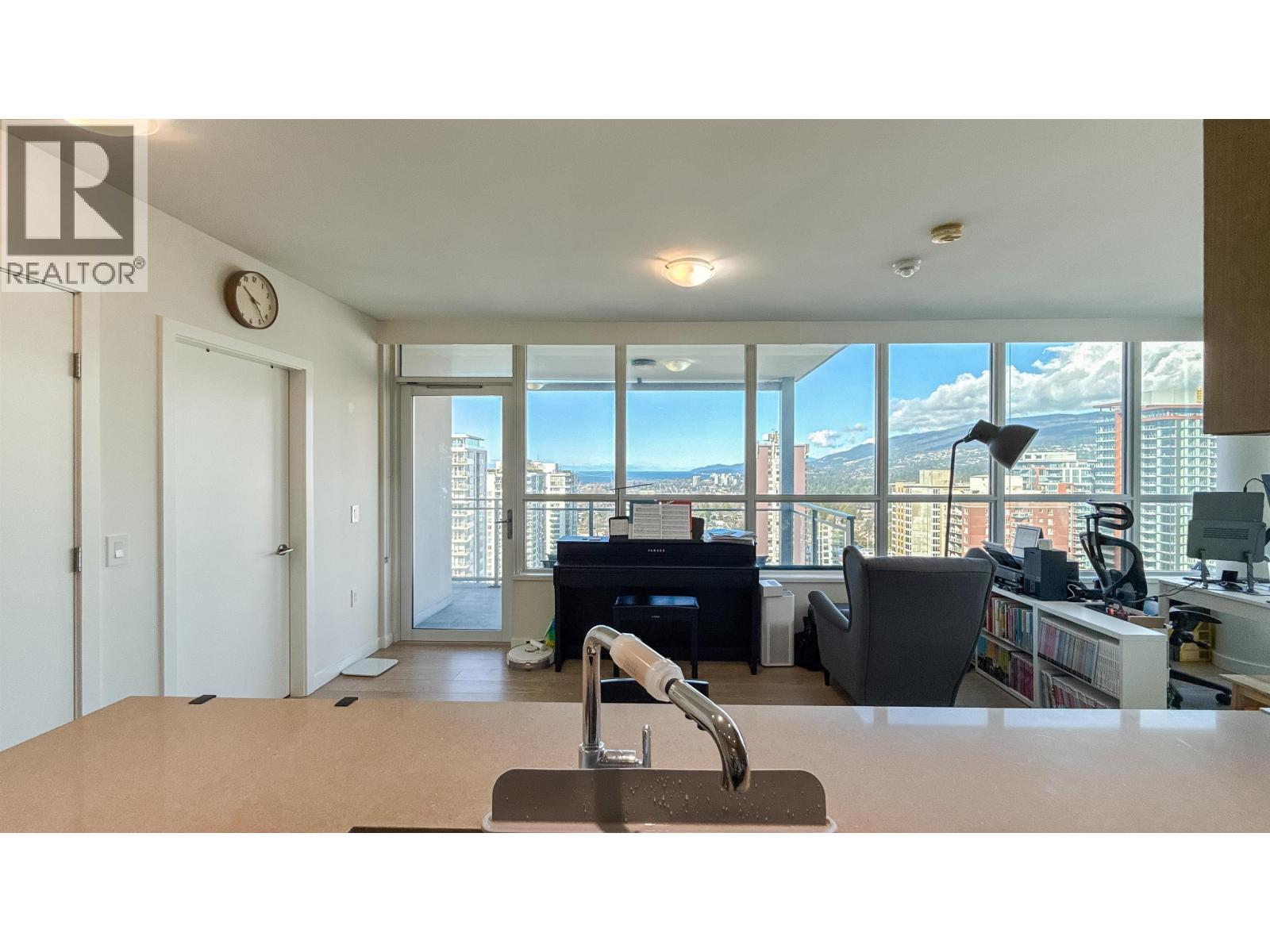 1607 125 E 14TH STREET, North Vancouver