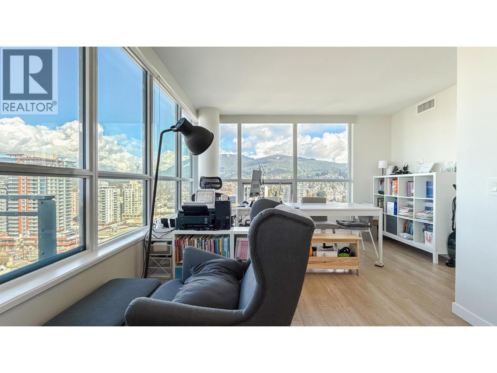 1607 125 E 14TH STREET, North Vancouver