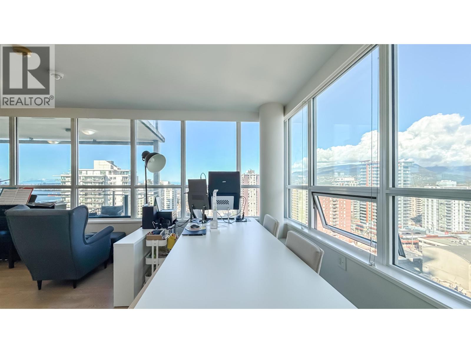 1607 125 E 14TH STREET, North Vancouver