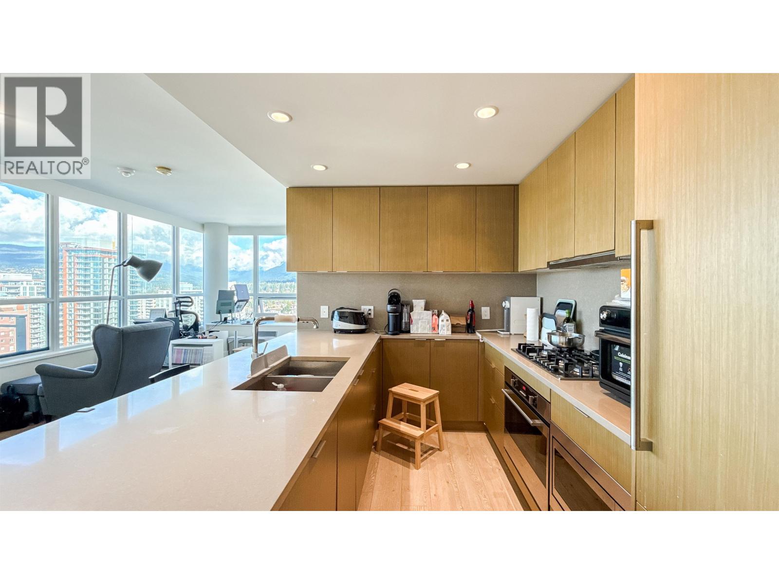 1607 125 E 14TH STREET, North Vancouver
