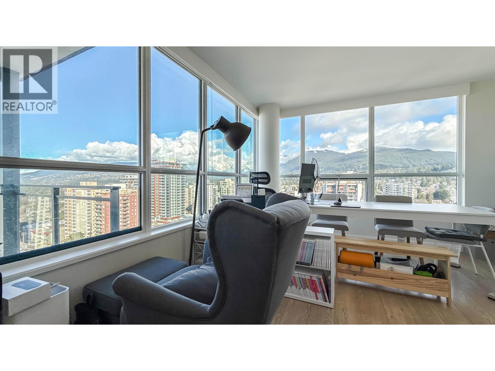 1607 125 E 14TH STREET, North Vancouver