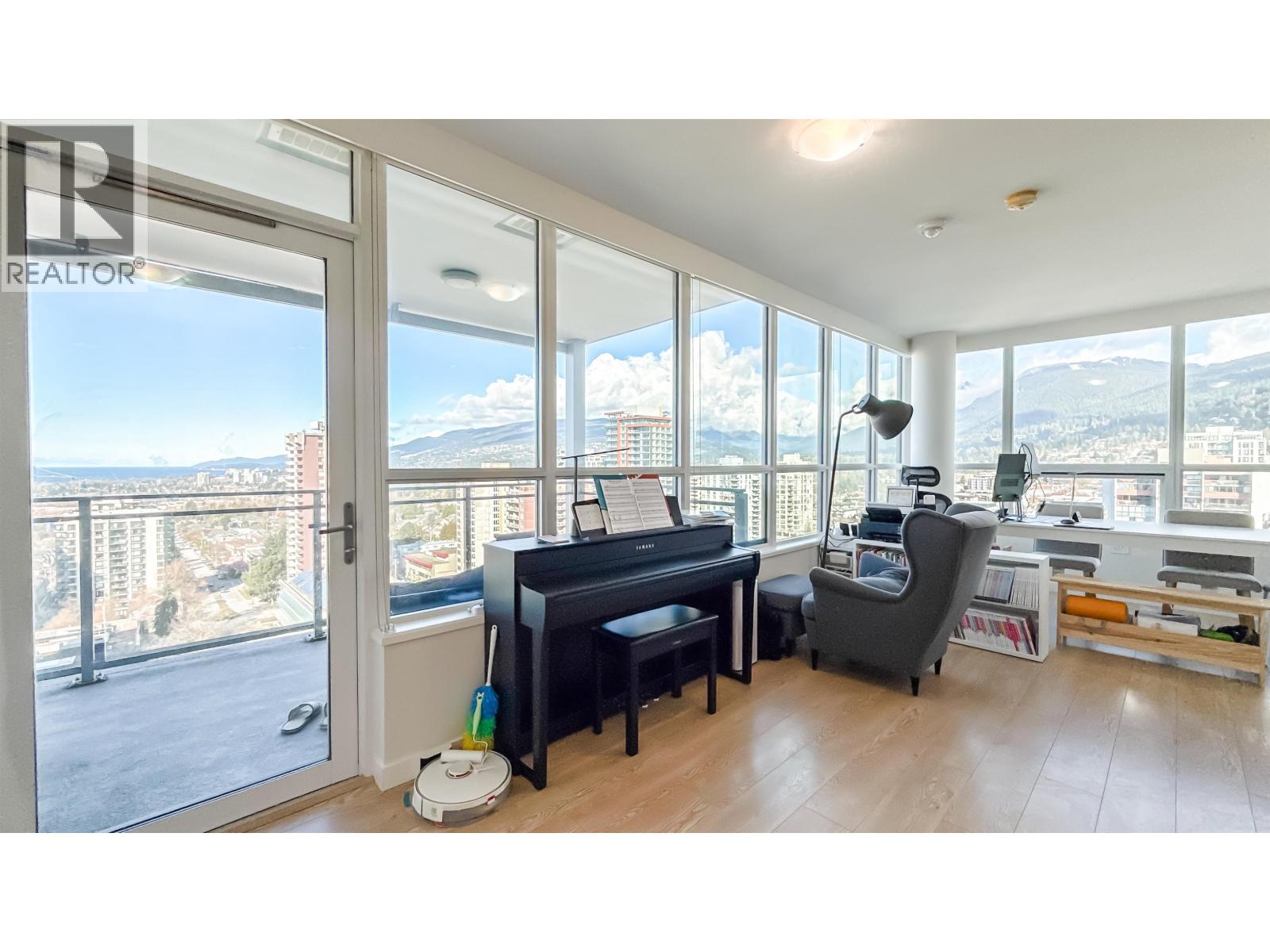 1607 125 E 14TH STREET, North Vancouver