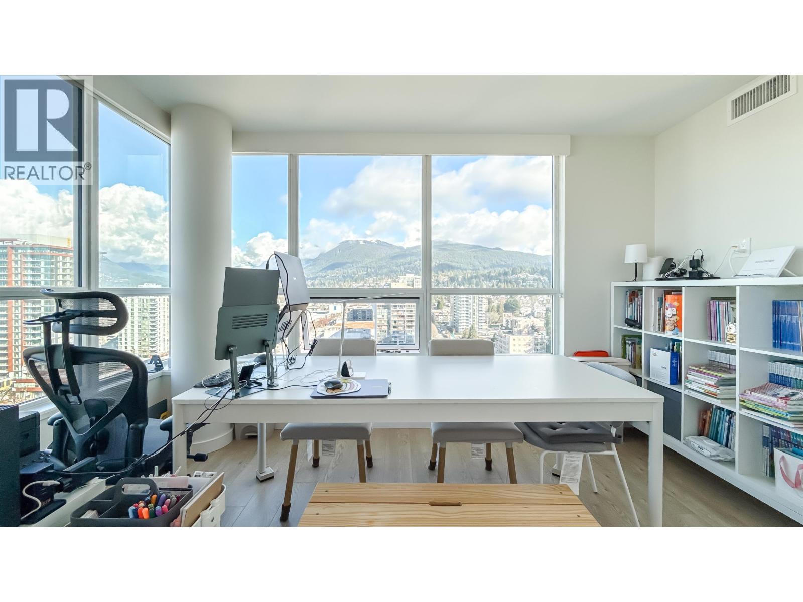 1607 125 E 14TH STREET, North Vancouver