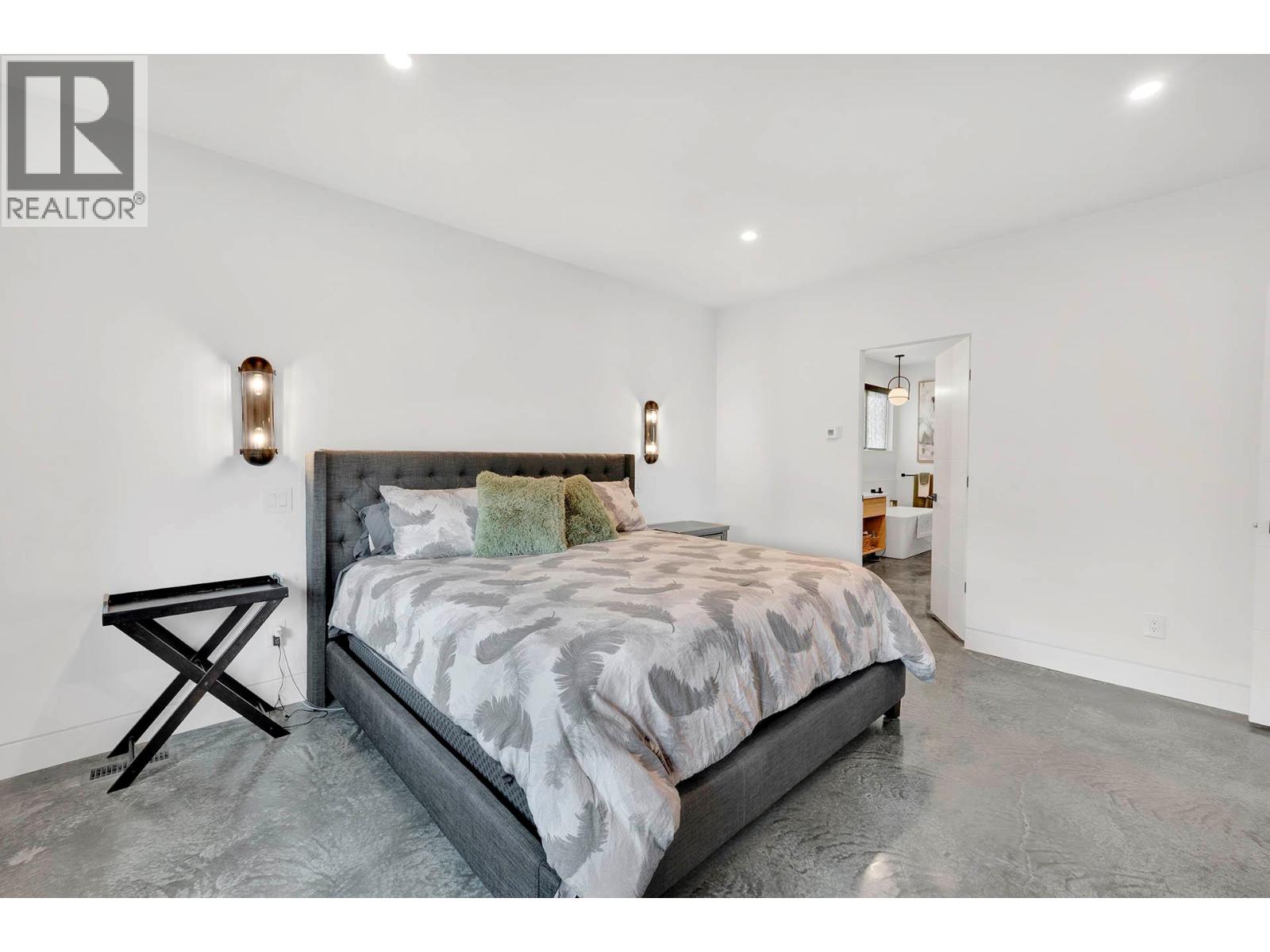 887 Fernie Road - 67