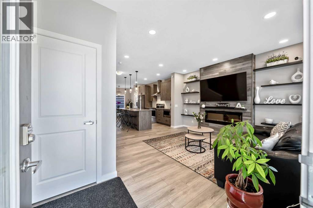 384 Chinook Gate Close SW - 2