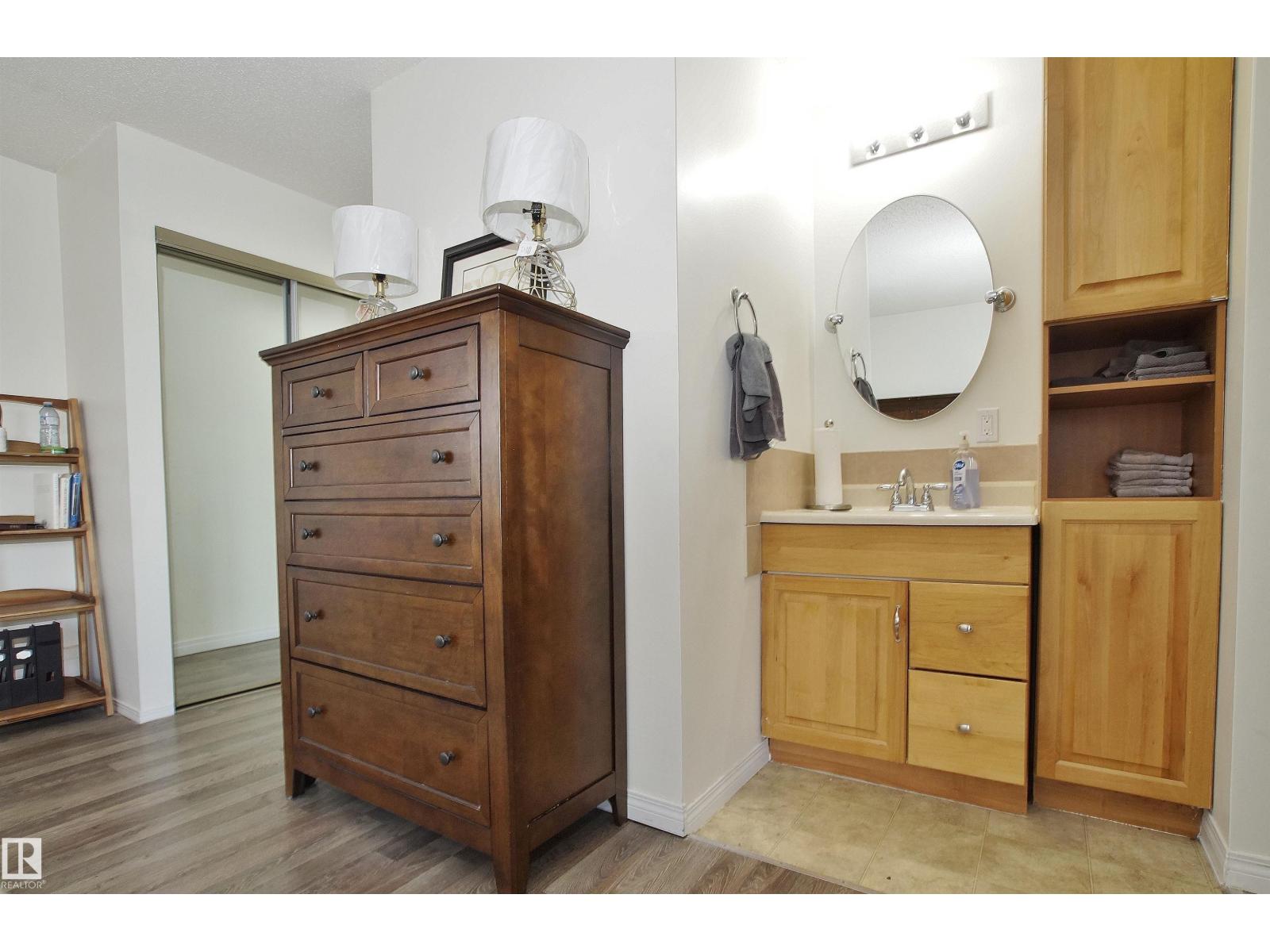 #235 4404 122 ST NW - 36