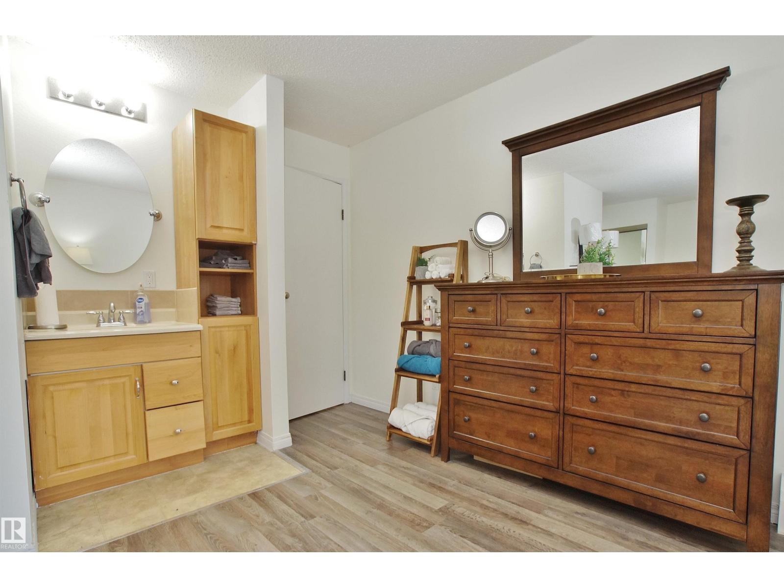 #235 4404 122 ST NW - 35