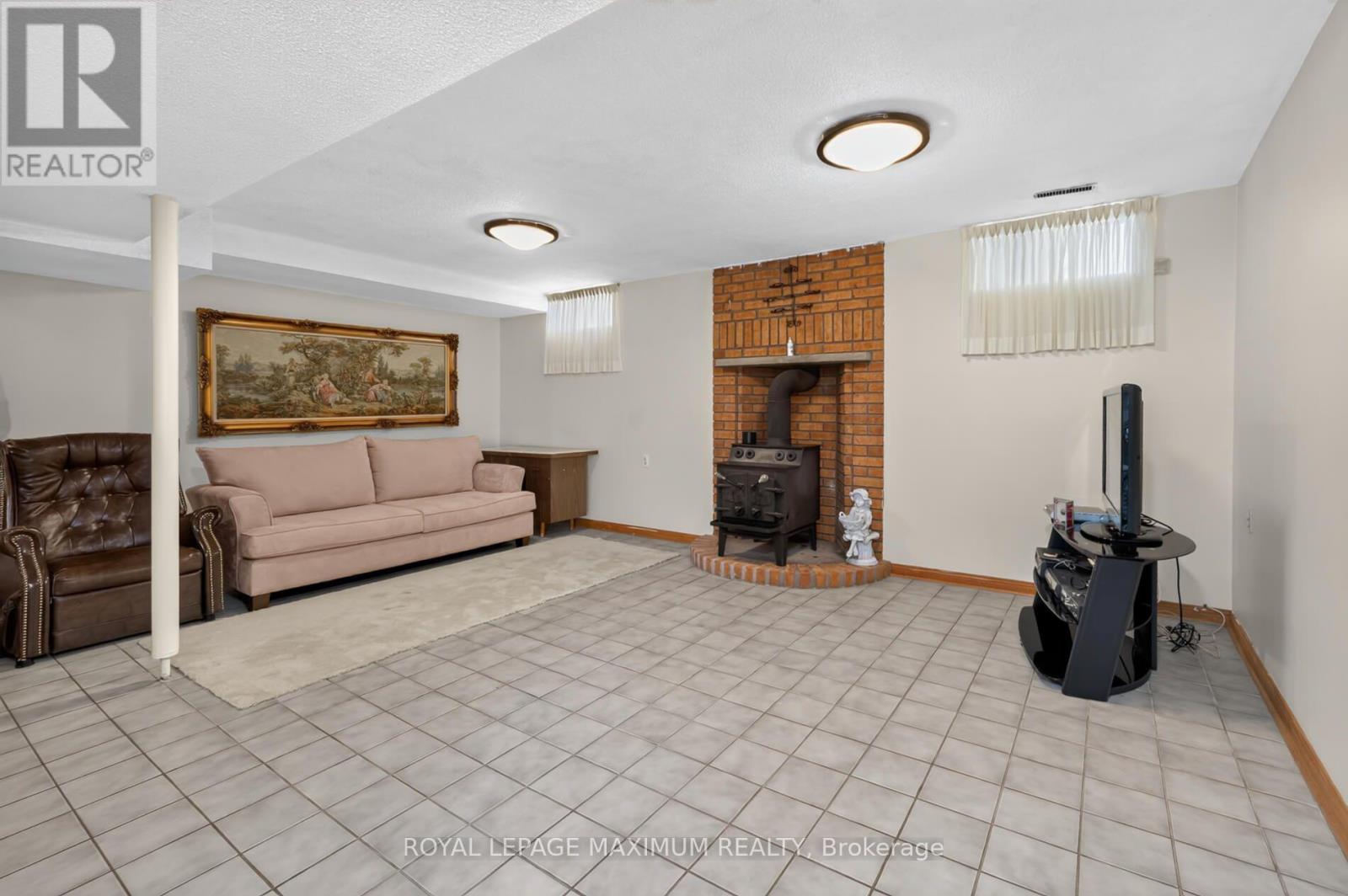 162 WIGWOSS DRIVE - 24