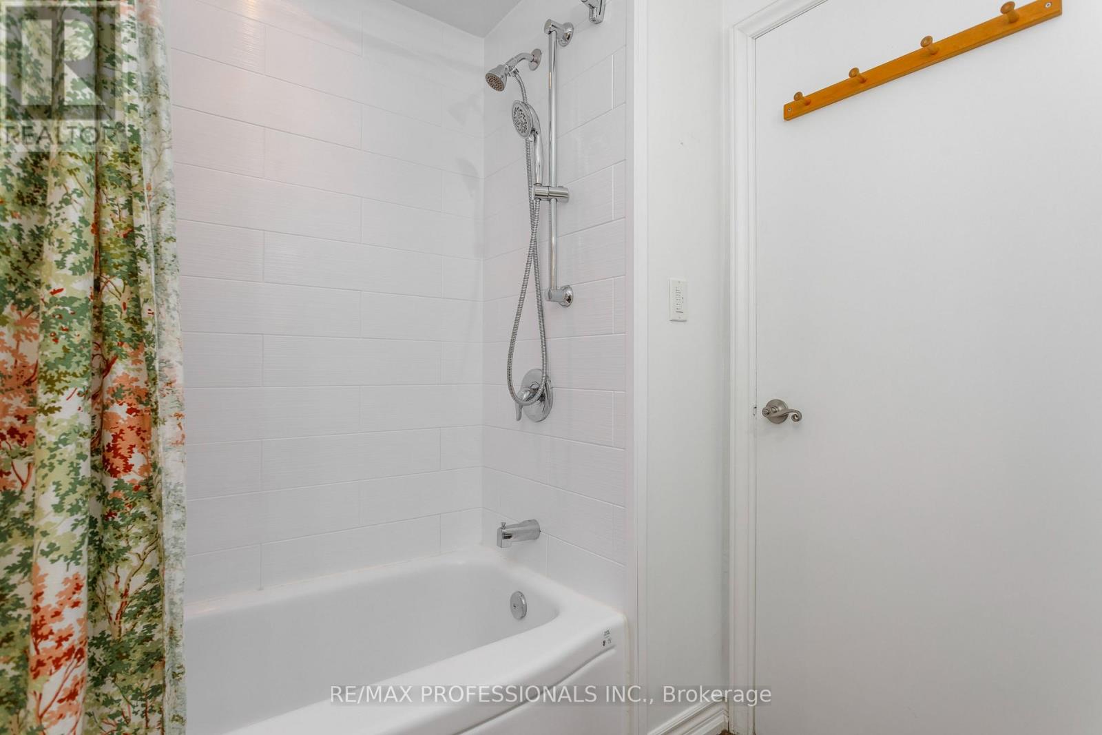 1364 ISLINGTON AVENUE - 25