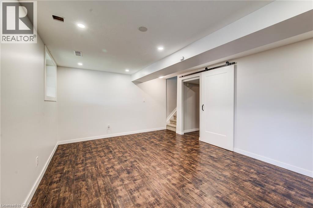 208 FEATHERSTONE Crescent - 31