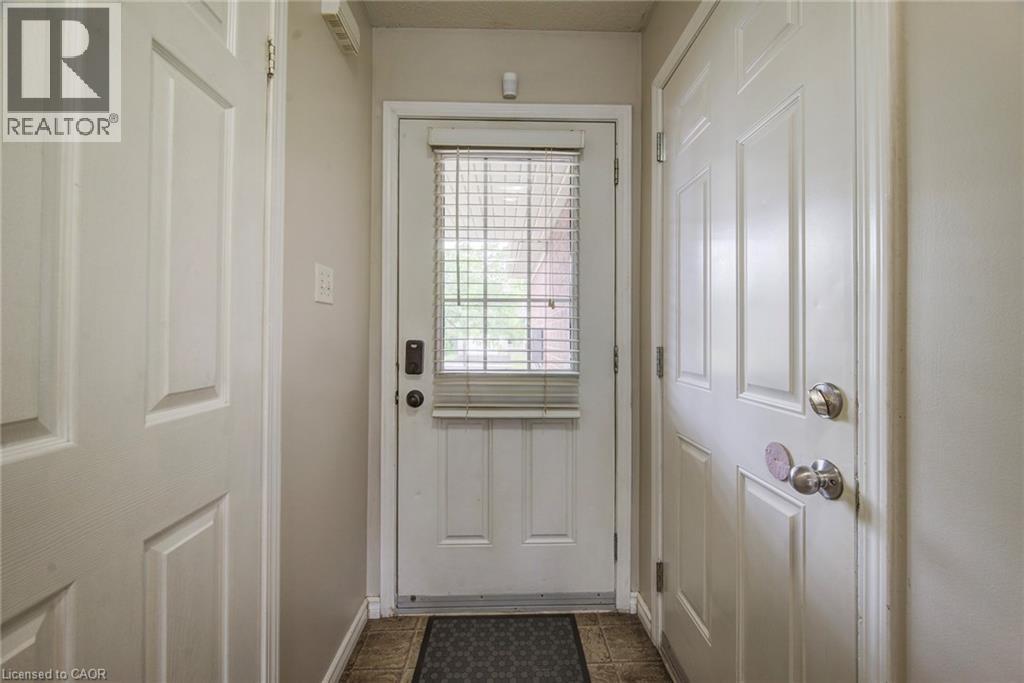 208 FEATHERSTONE Crescent - 4