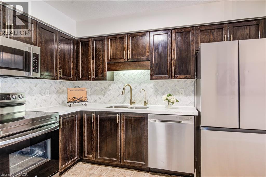 208 FEATHERSTONE Crescent - Image 7