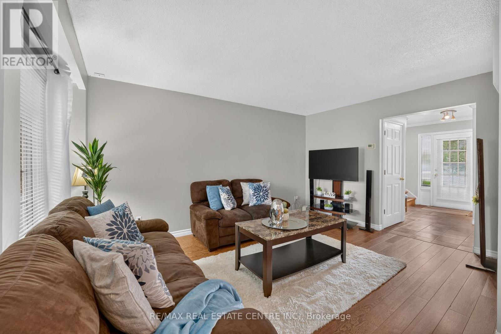 23 BURBANK CRESCENT - 13