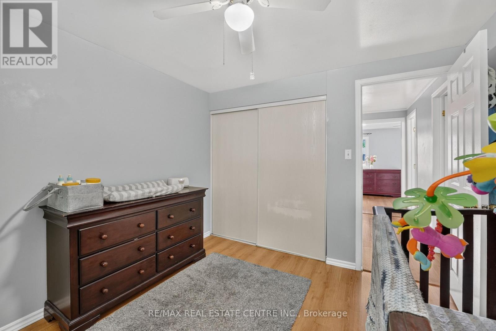 23 BURBANK CRESCENT - 22