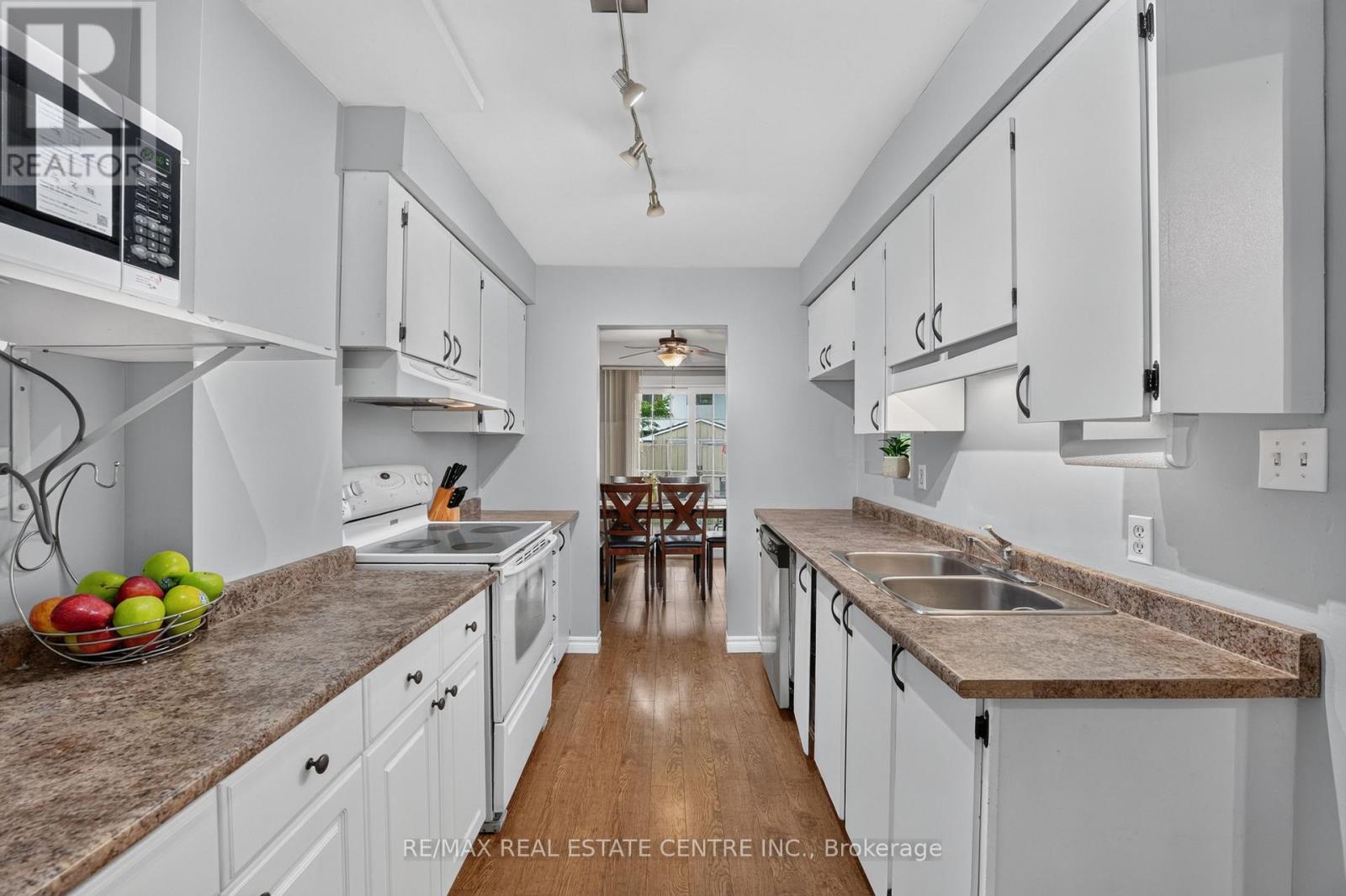 23 BURBANK CRESCENT - 8