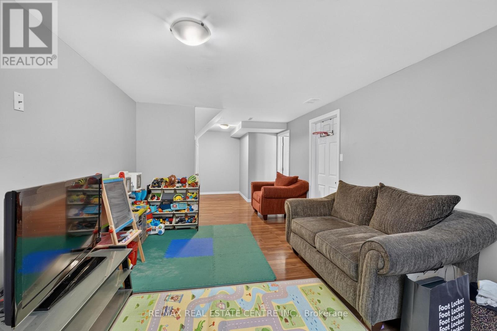23 BURBANK CRESCENT - 25