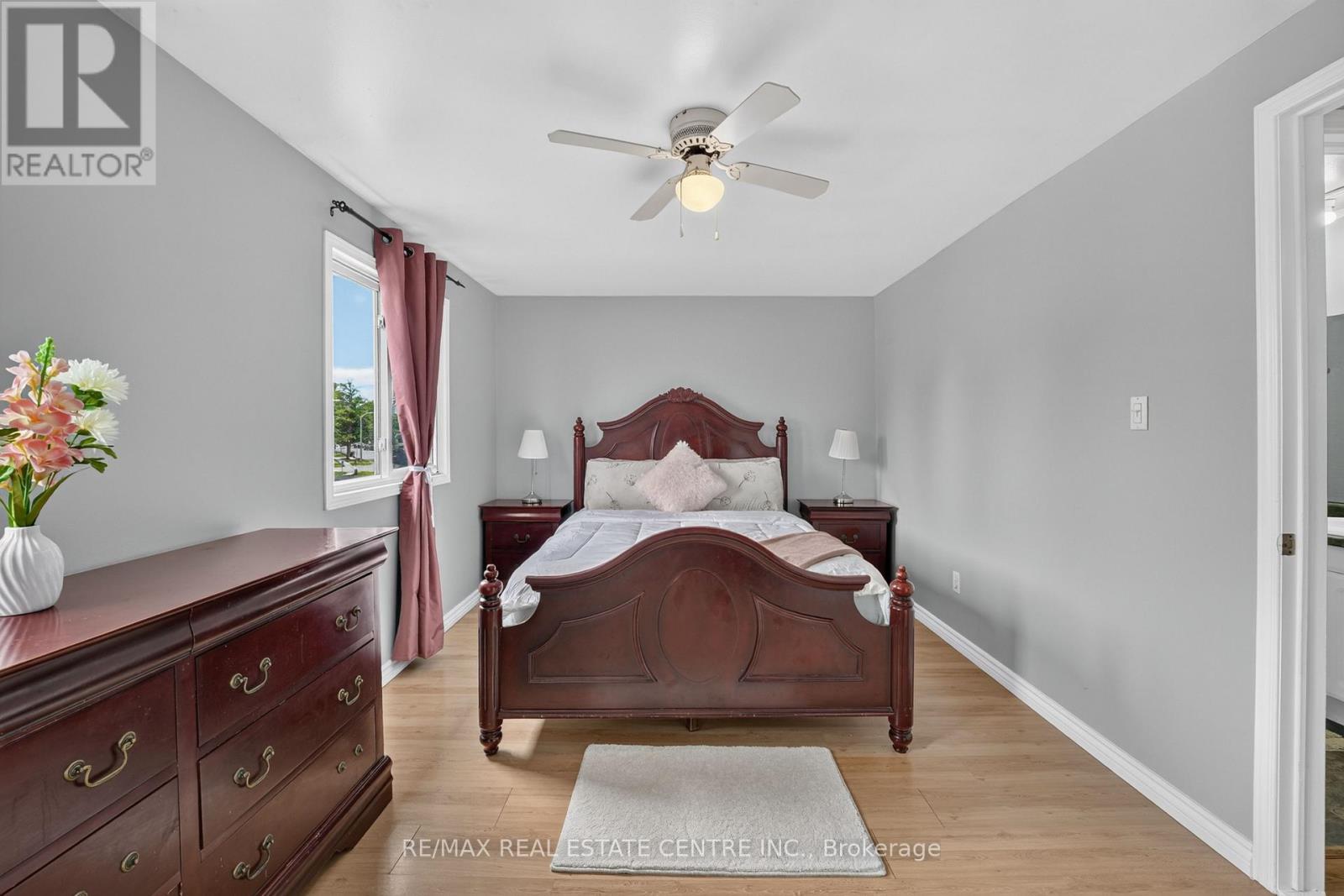 23 BURBANK CRESCENT - 18