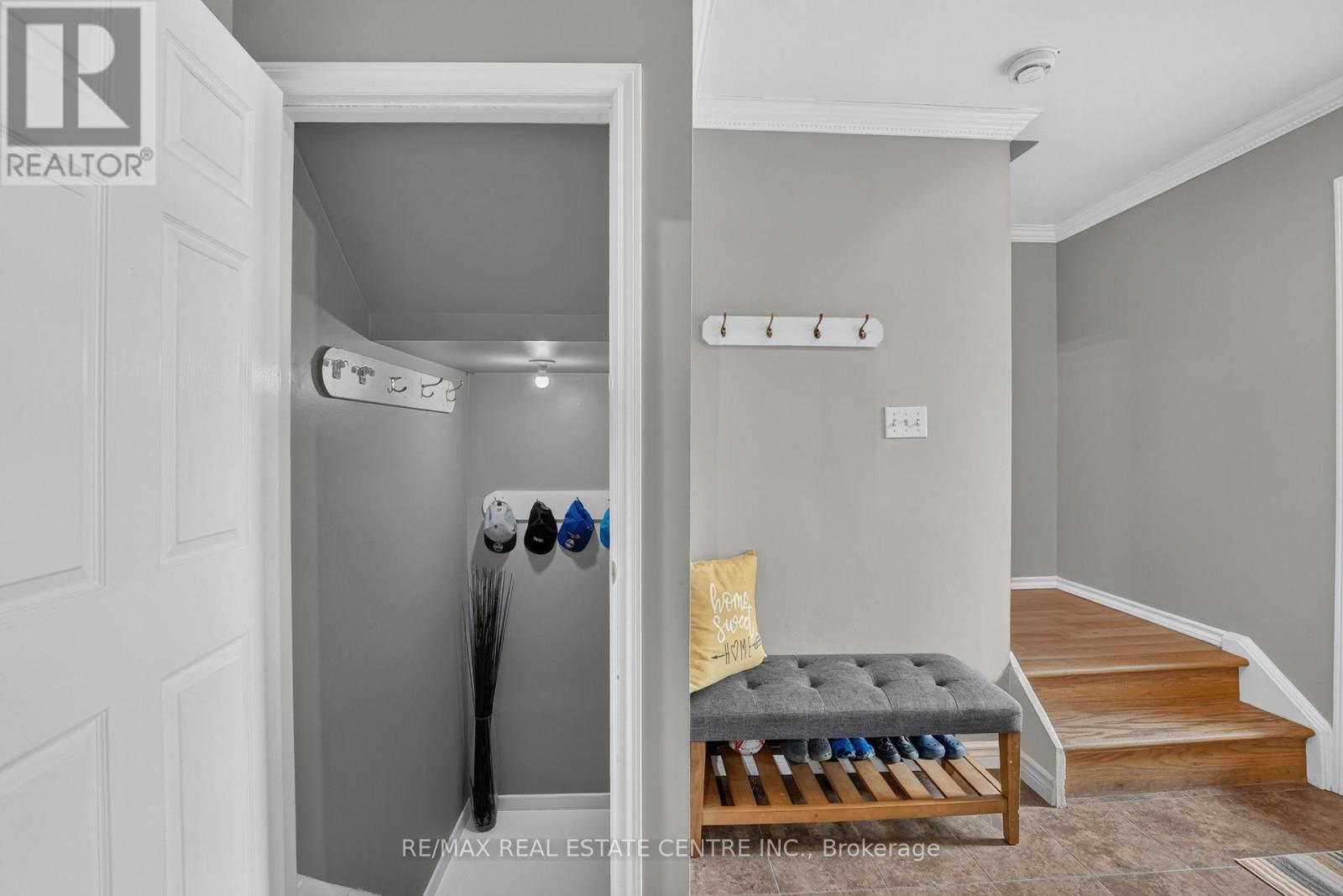23 BURBANK CRESCENT - 23
