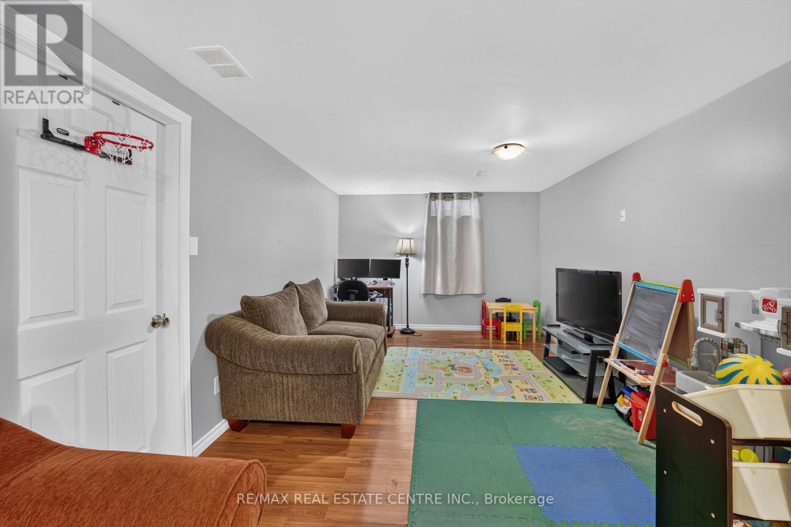 23 BURBANK CRESCENT - 24