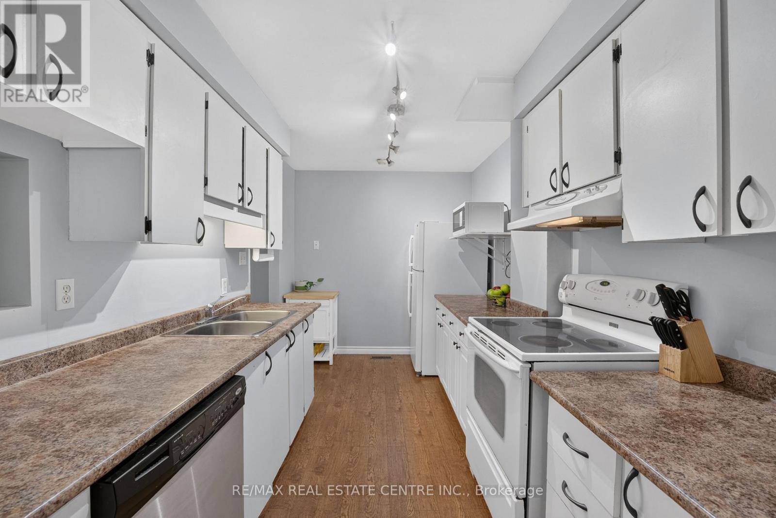 23 BURBANK CRESCENT - 10