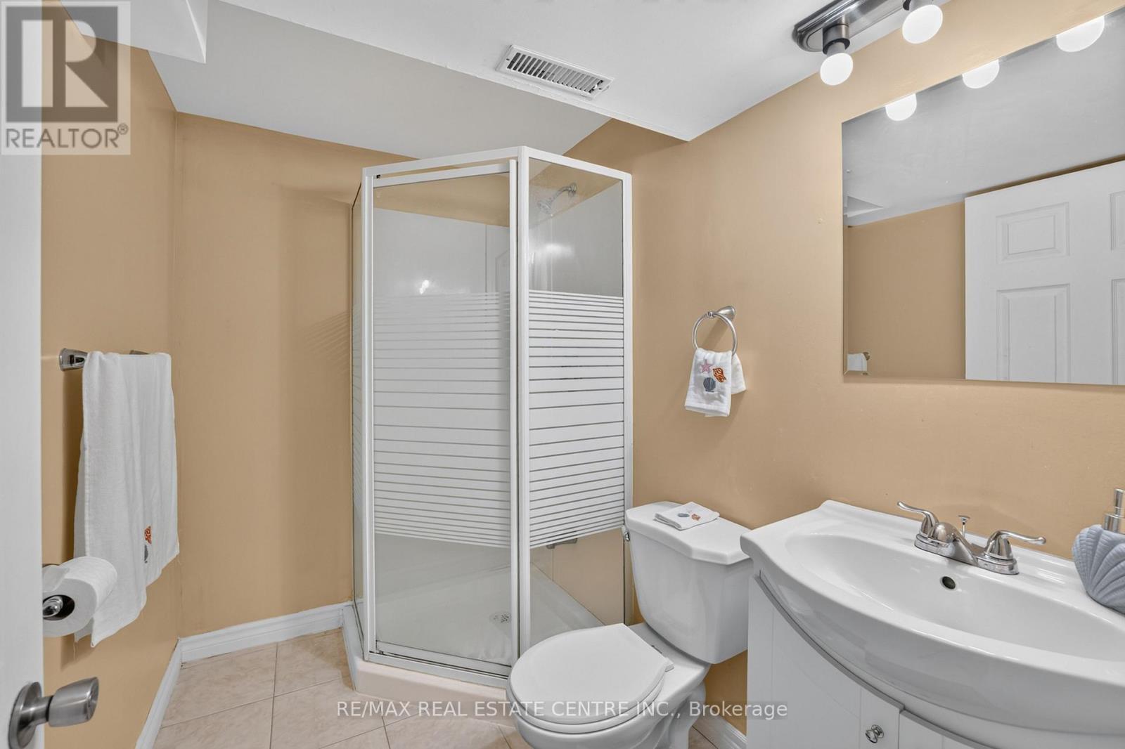 23 BURBANK CRESCENT - 26