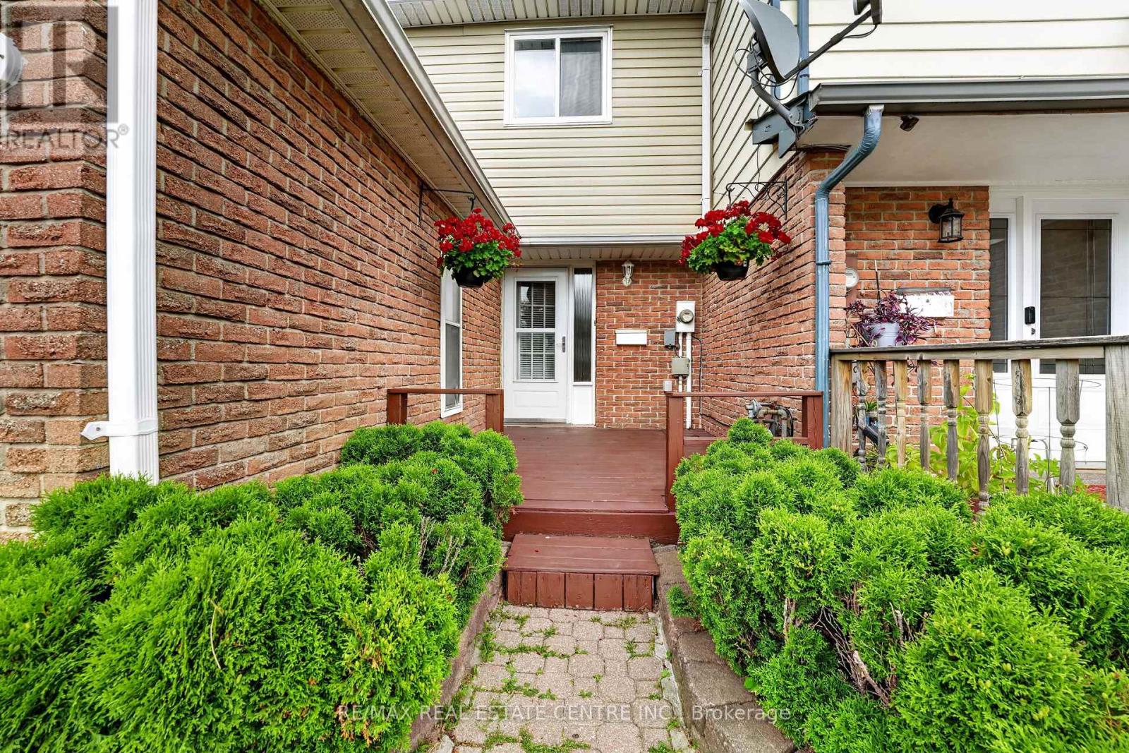 23 BURBANK CRESCENT - 3