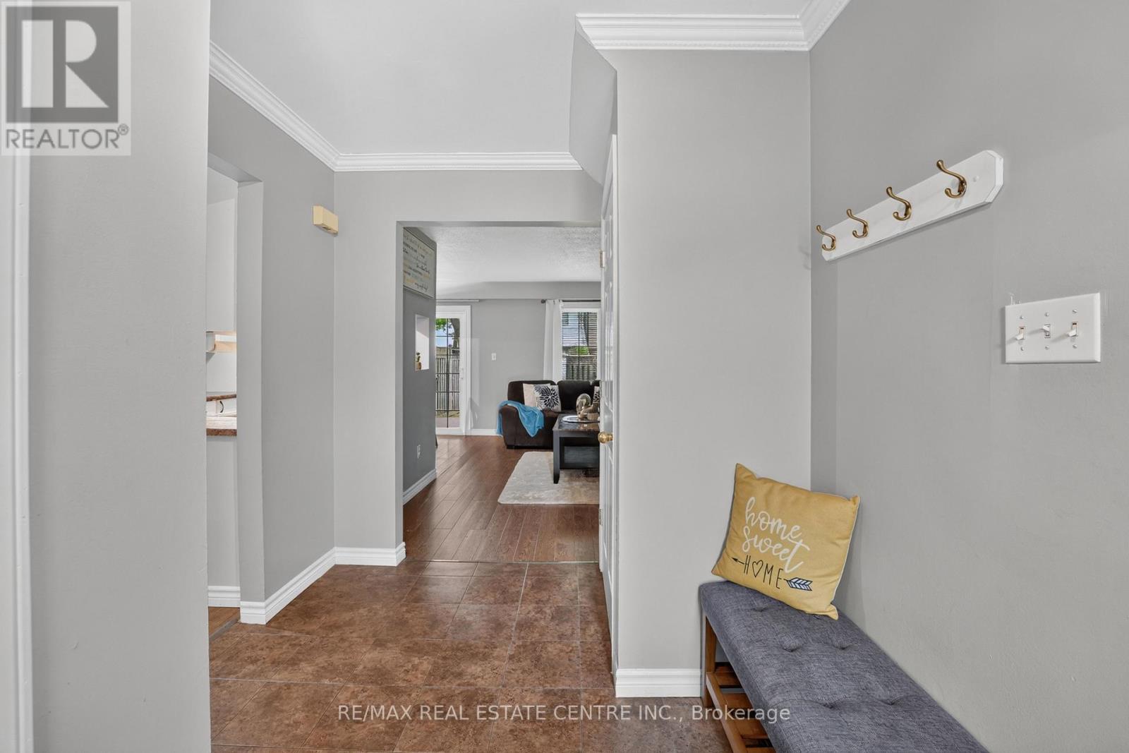 23 BURBANK CRESCENT - 6