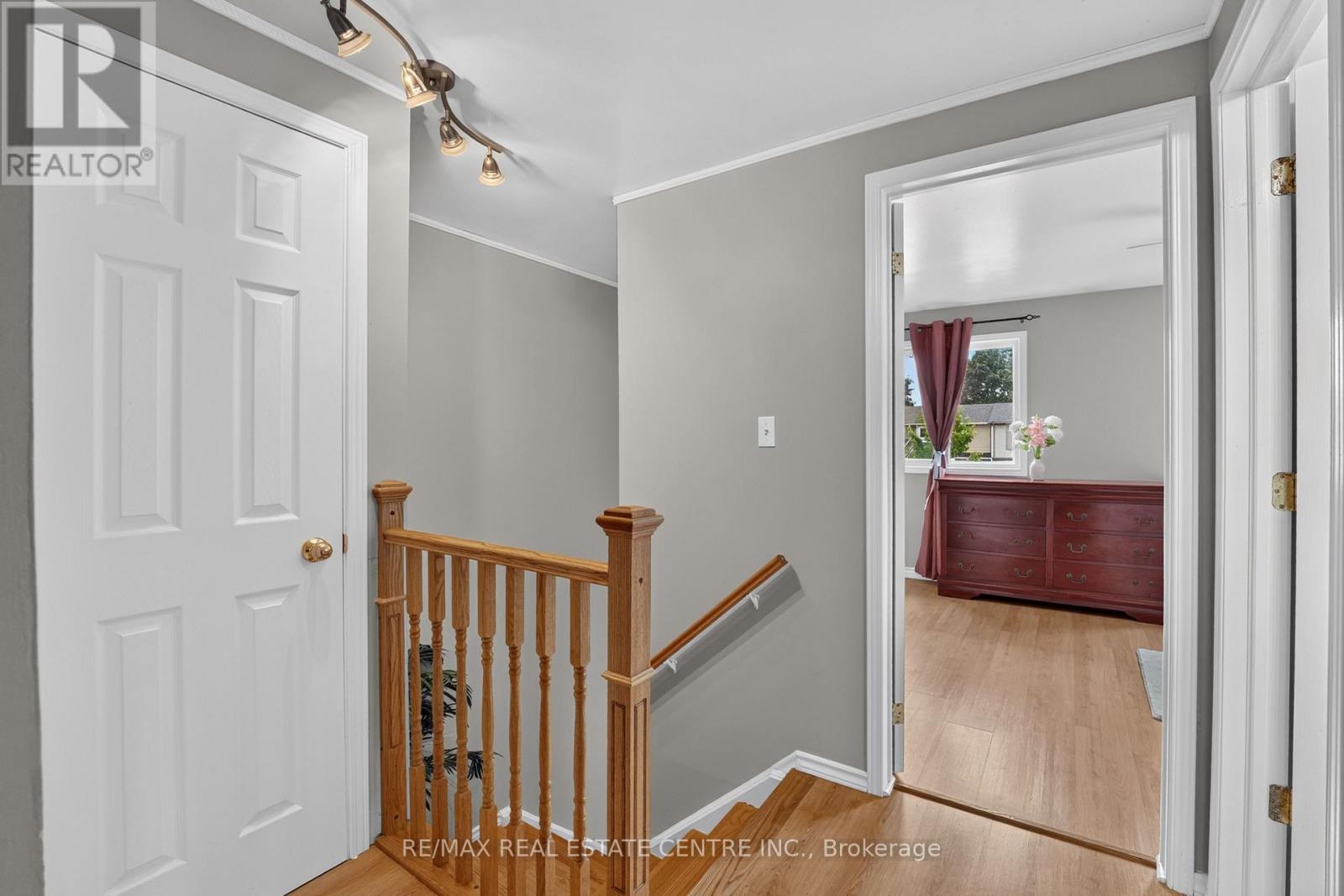 23 BURBANK CRESCENT - 16