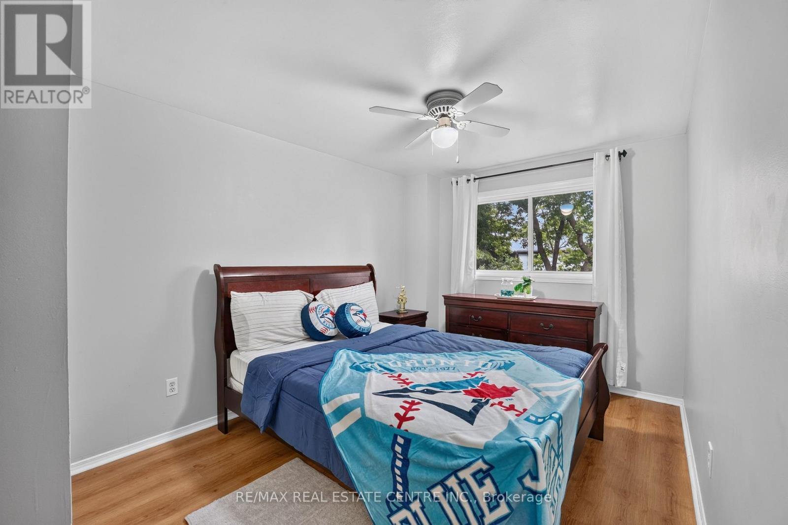 23 BURBANK CRESCENT - 20