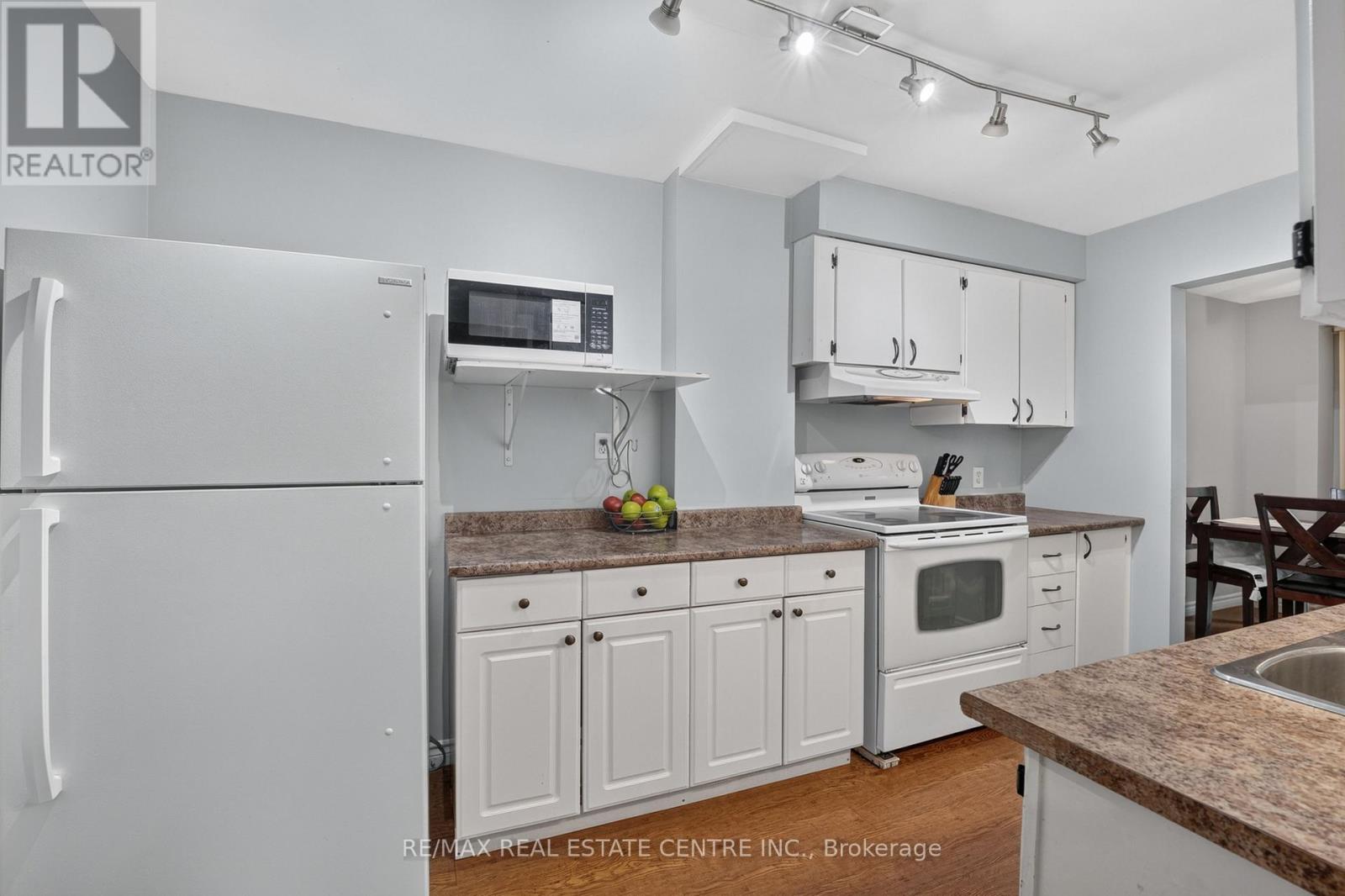 23 BURBANK CRESCENT - 7
