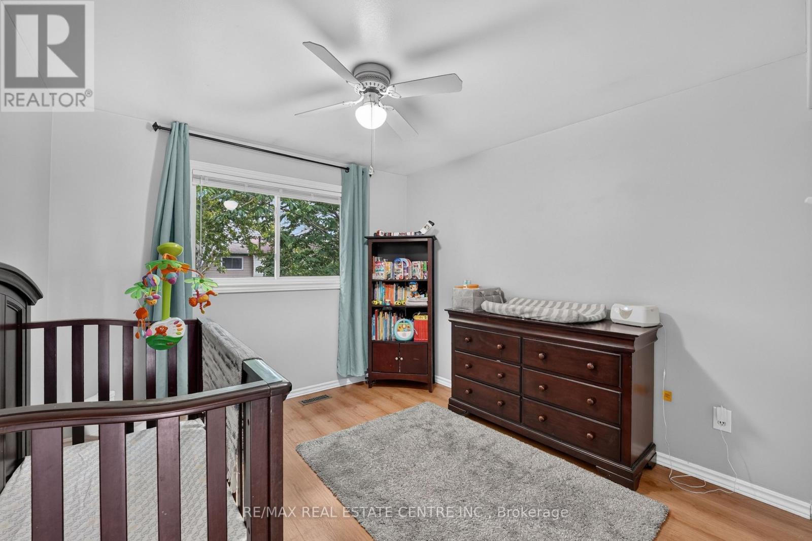 23 BURBANK CRESCENT - 21