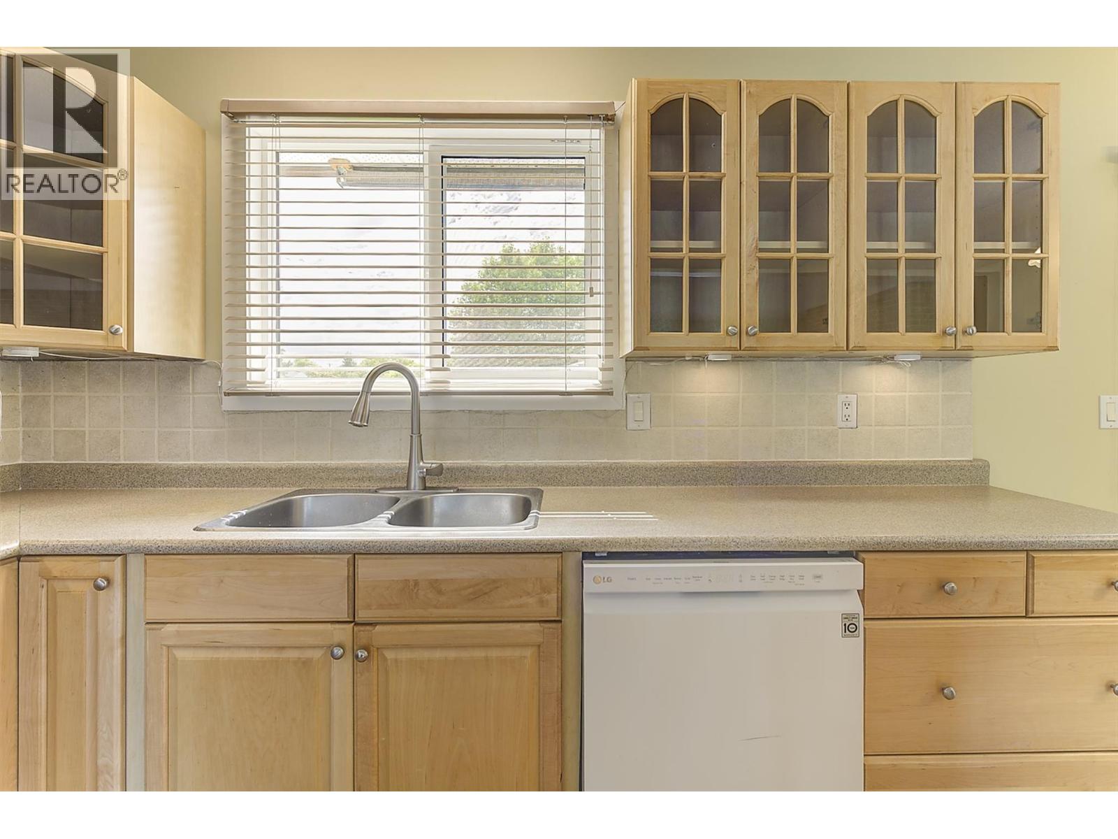 1392 Elm Street - 10