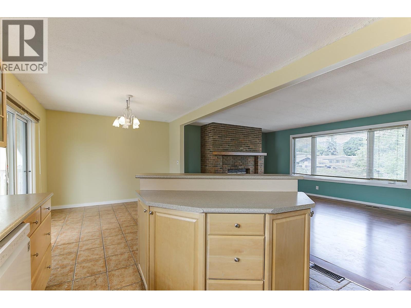 1392 Elm Street - 6
