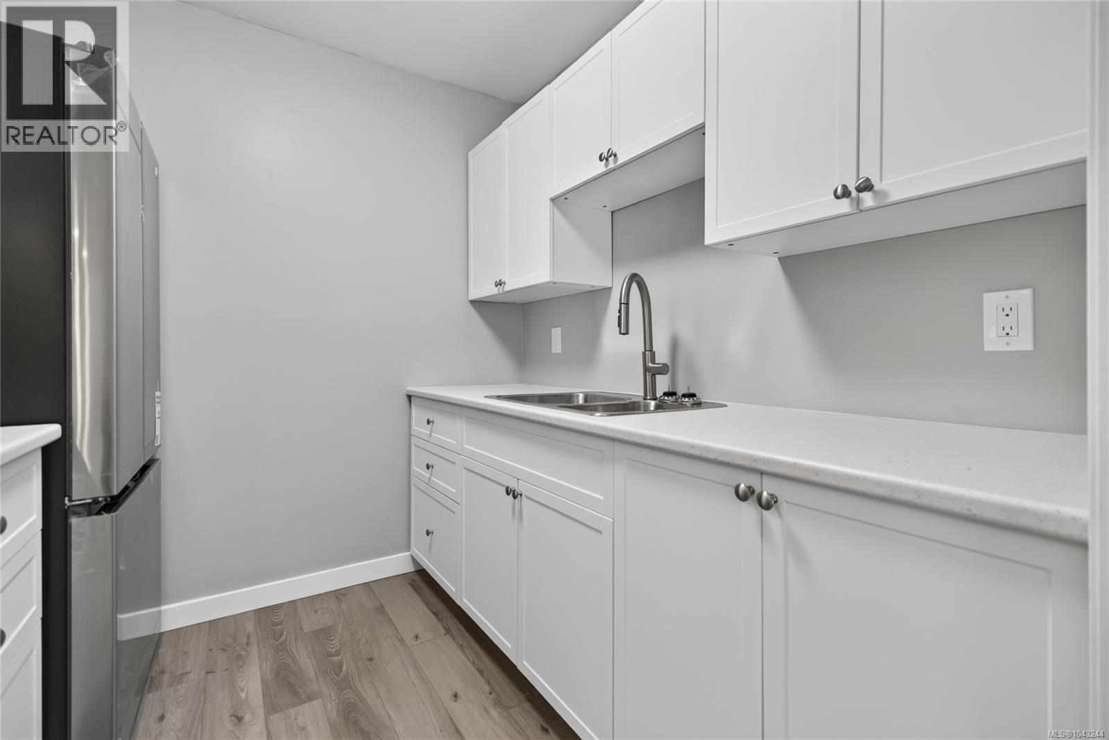 #206 175 Centennial Dr - Image 4