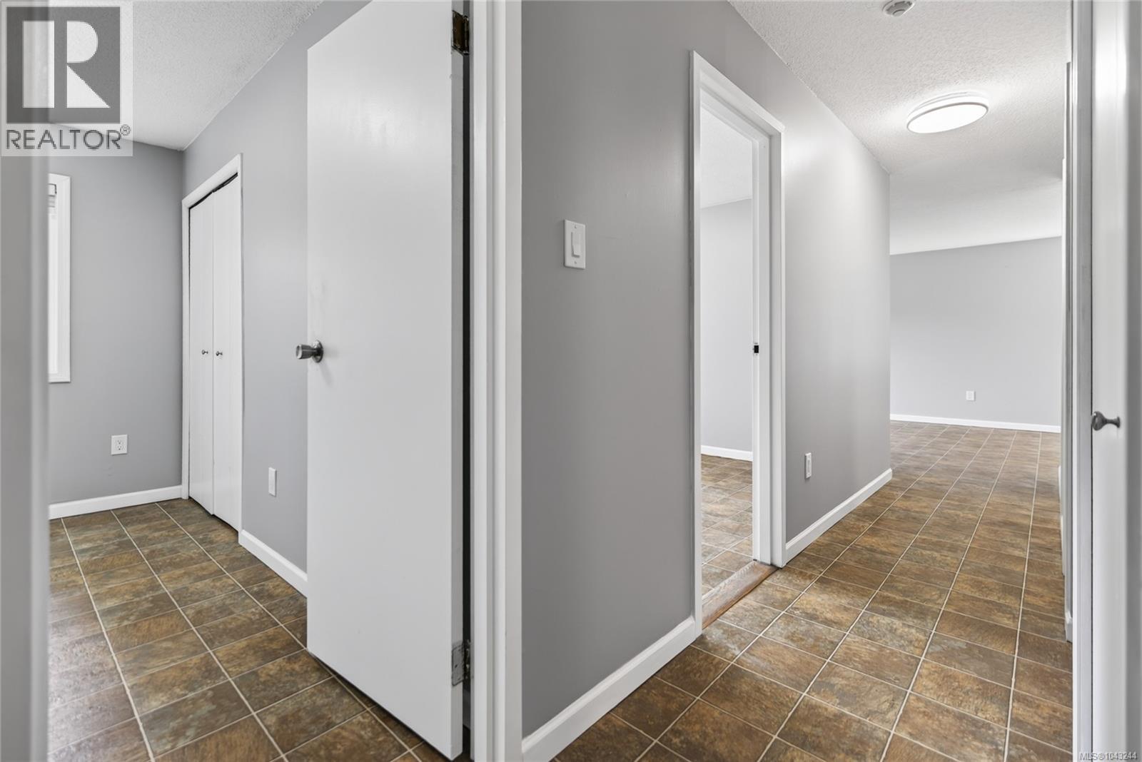 #206 175 Centennial Dr - 27