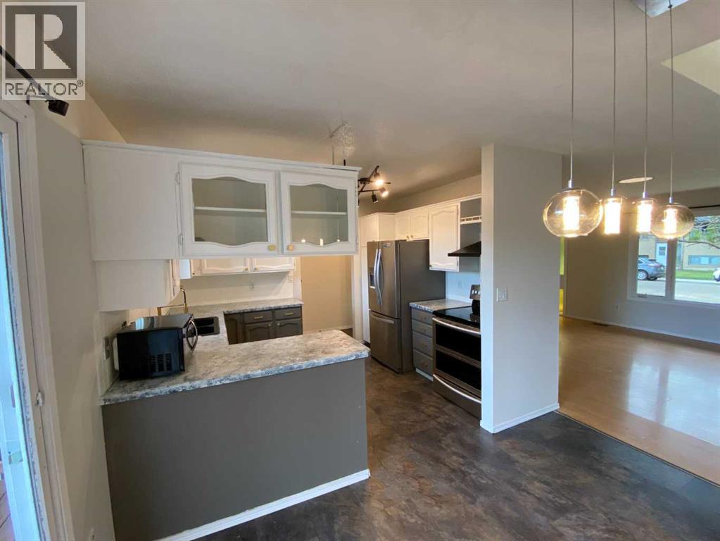 31 10 Street W - 8