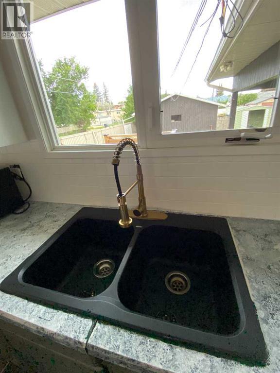 31 10 Street W - 9