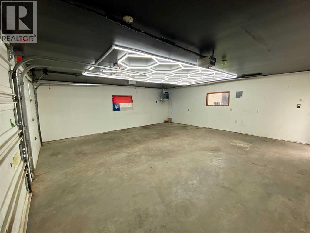 31 10 Street W - 36