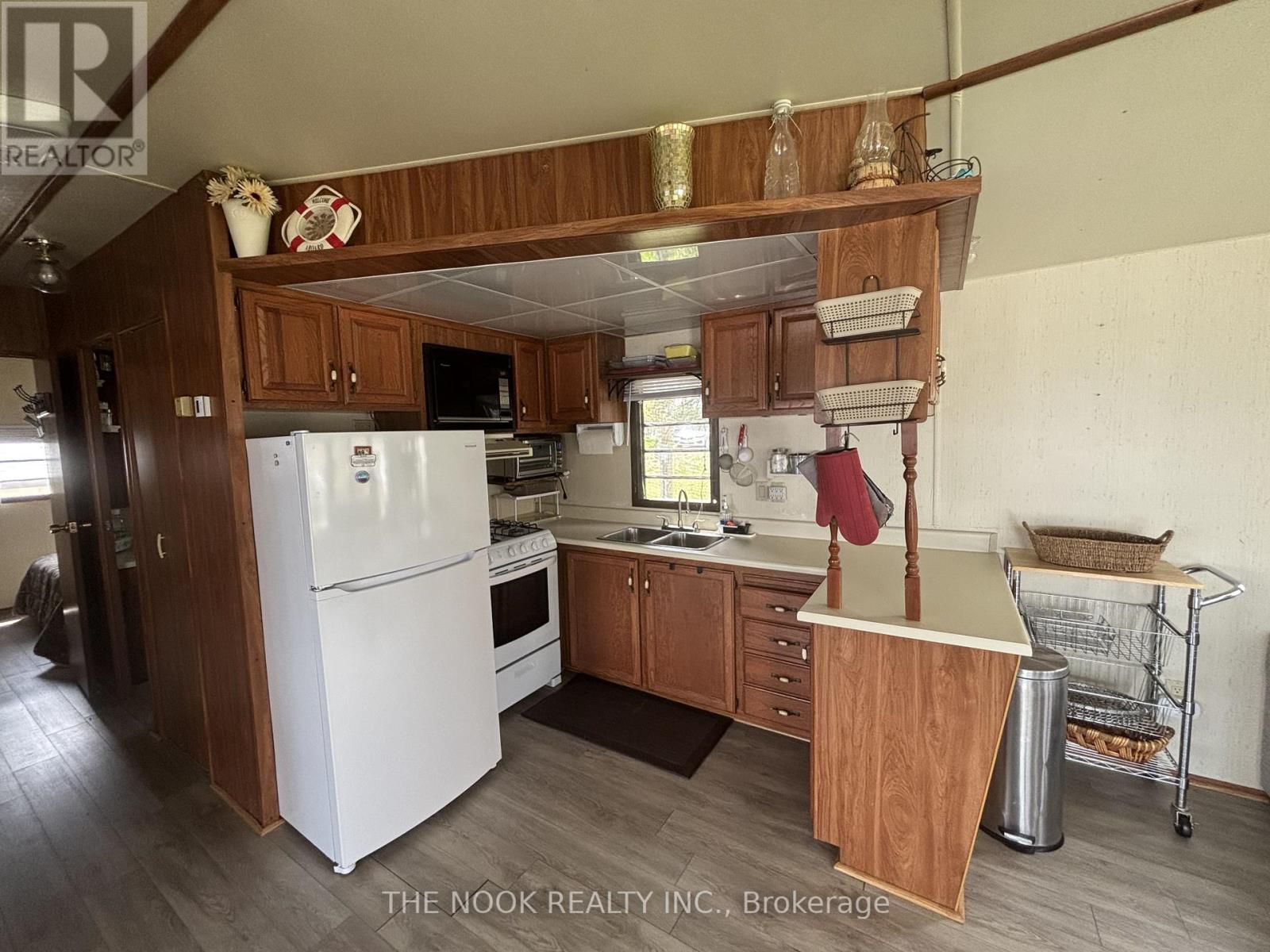 UNIT #1 MARINA CRESCENT - 920 SKYLINE ROAD - 10