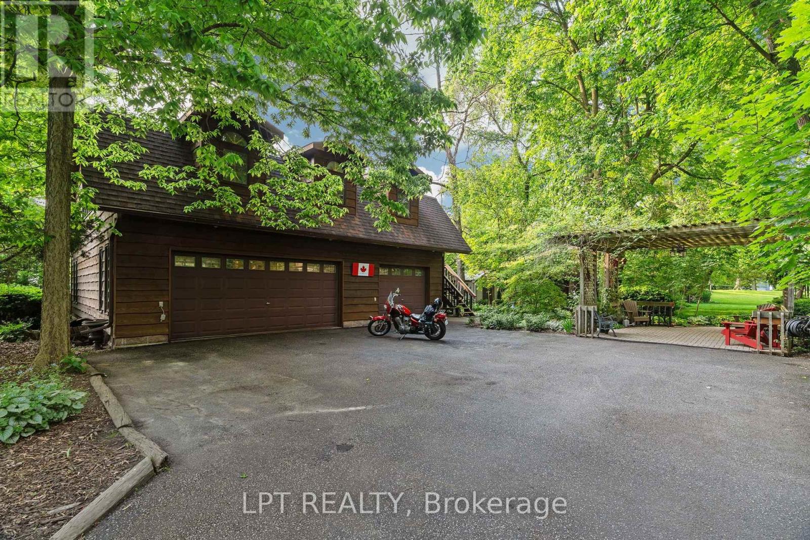 8452 DEFORE DRIVE - Image 20