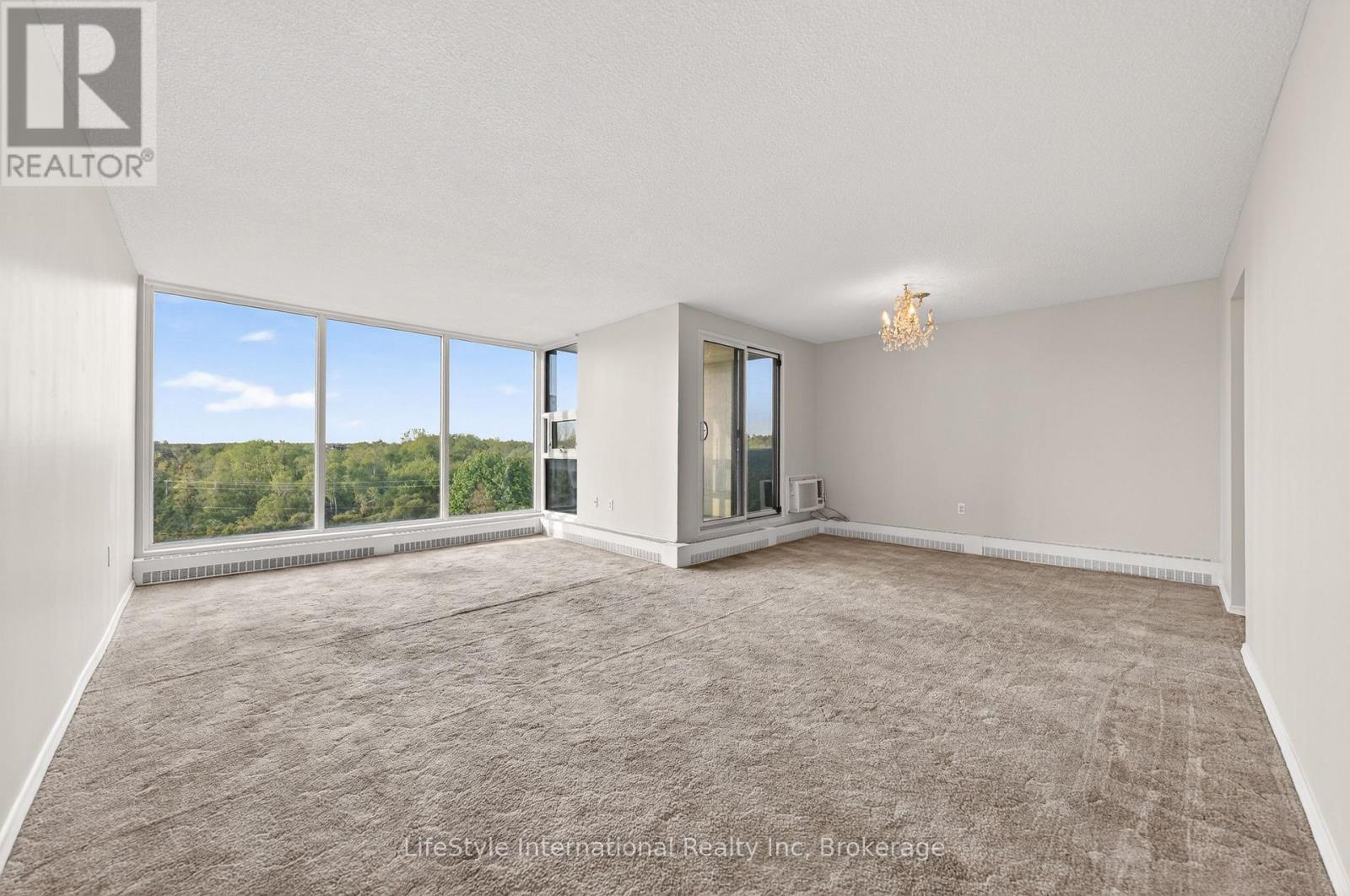 #512 19 WOODLAWN ROAD E - 1