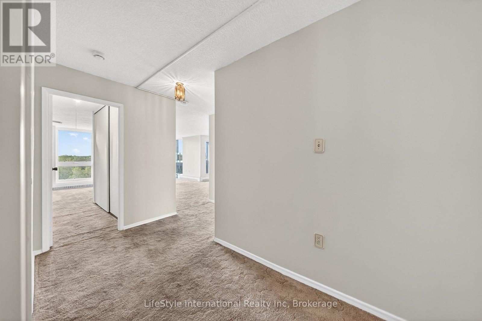 #512 19 WOODLAWN ROAD E - 10