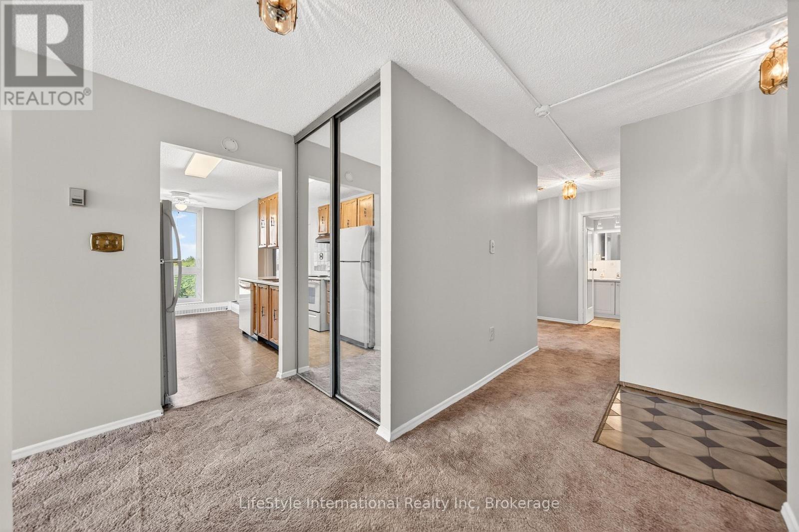 #512 19 WOODLAWN ROAD E - 11