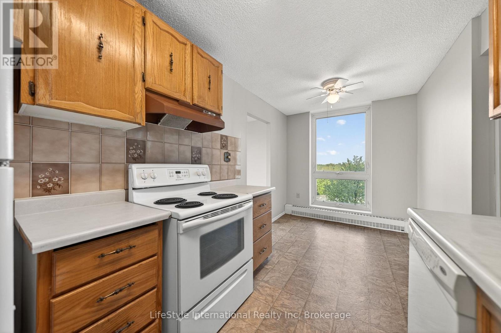 #512 19 WOODLAWN ROAD E - 16