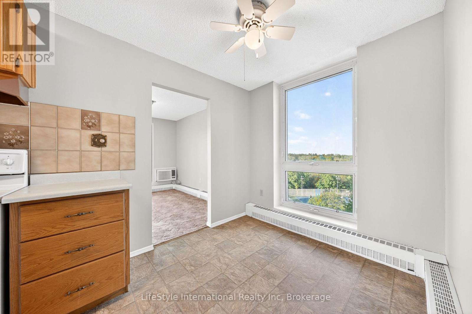 #512 19 WOODLAWN ROAD E - 17