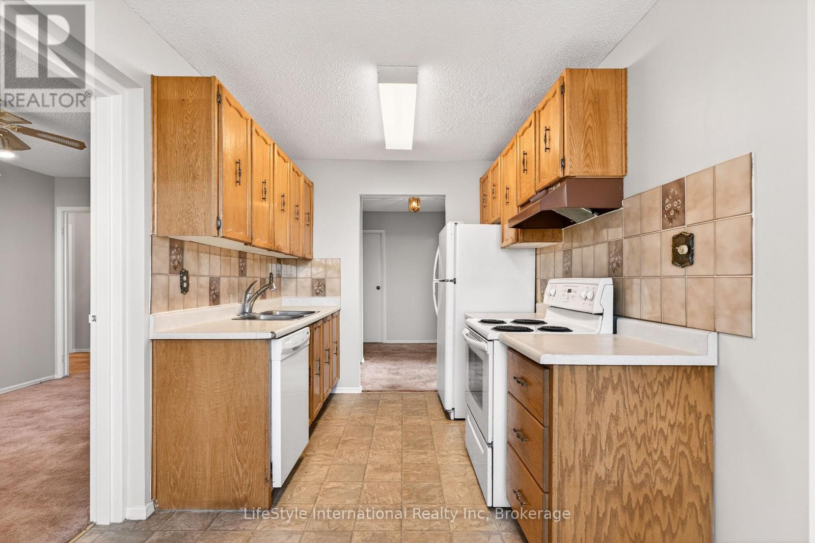 #512 19 WOODLAWN ROAD E - 18