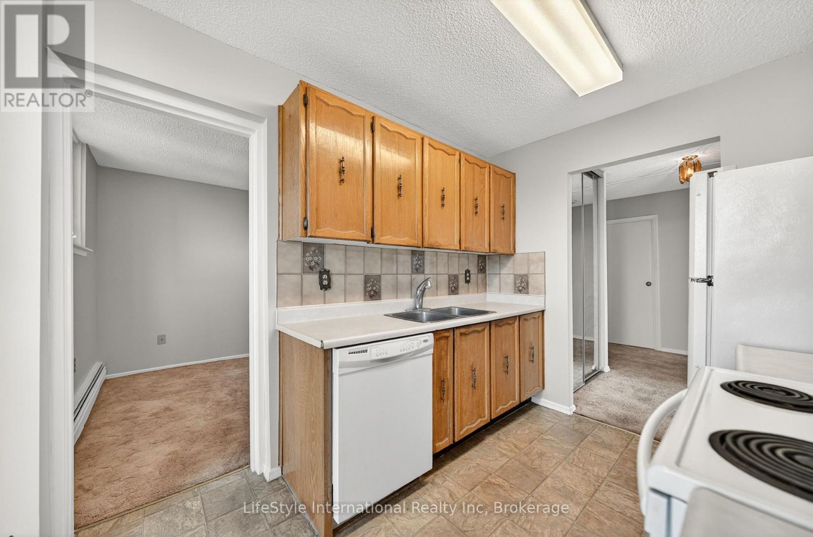 #512 19 WOODLAWN ROAD E - 19