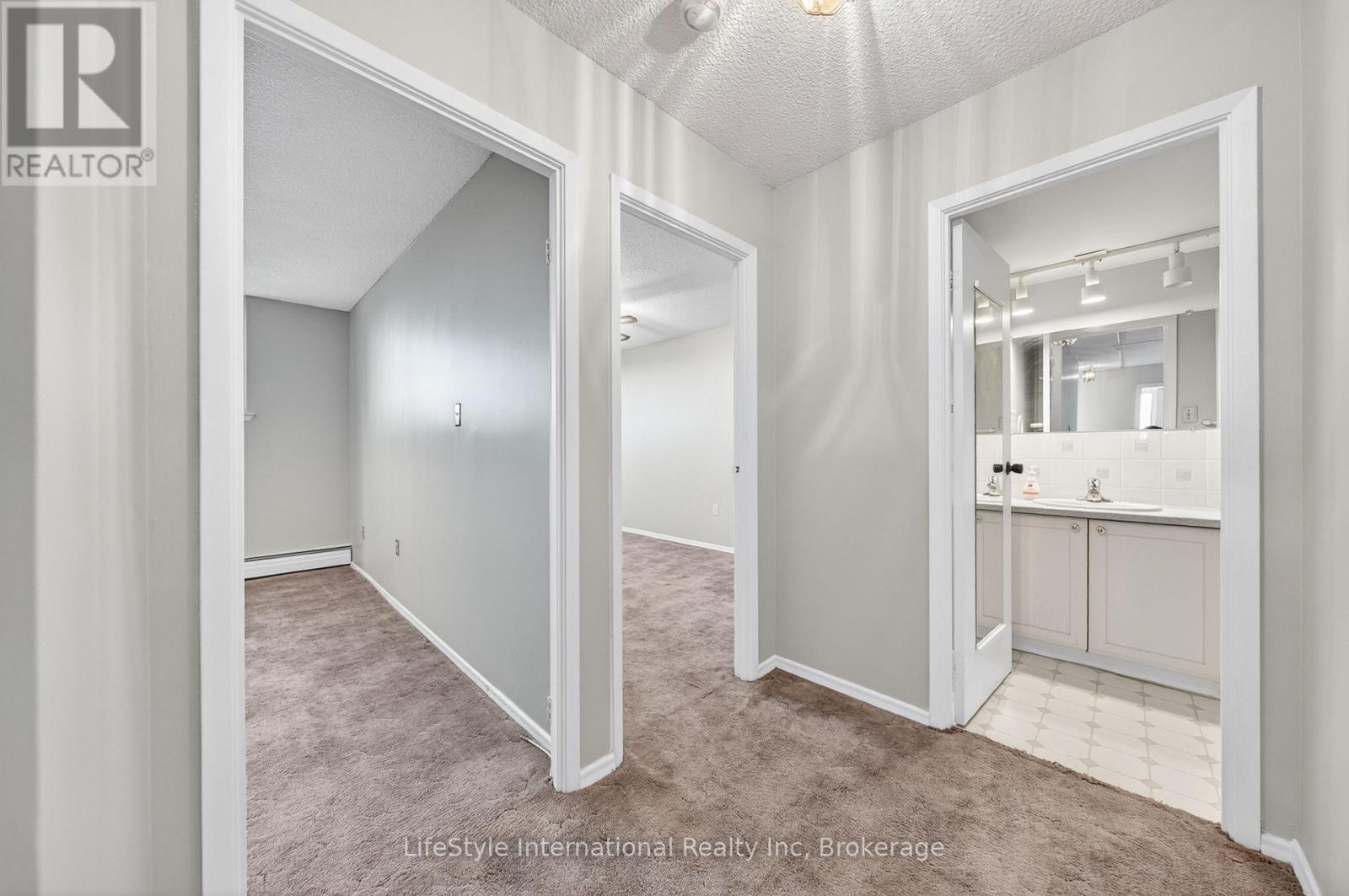 #512 19 WOODLAWN ROAD E - 23